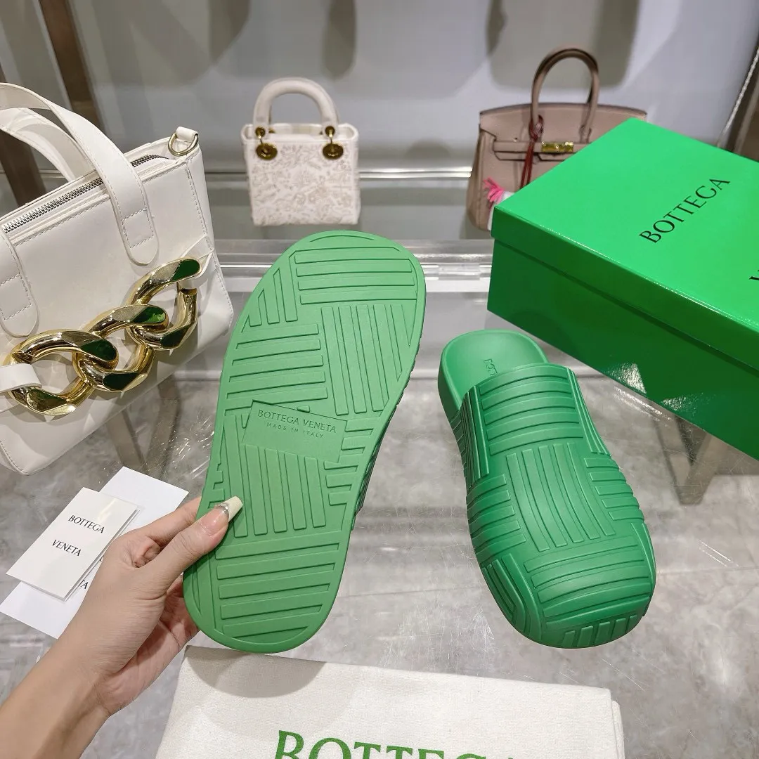 Factory price: 300💰🍀𝐁𝐨𝐭𝐭𝐞𝐠𝐚 𝐕𝐞𝐧𝐞𝐭𝐚 Bottega Veneta BV new men's woven surface ultra-light rubber garden shoes It looks good and is easy to wear. It is perfect with straight wide-leg pants, okay? It can also be worn in the summer, and it has characteristics for daily use, which is very BV~ The thickened toe box is slightly tilted like a derby, which is easy to match. The inner forefoot has texture that matches the sole of the foot. It is not made of rain boots with fleshy materials, which is more comfortable. M𝐁𝐨𝐭𝐭𝐞𝐠𝐚 𝐕𝐞𝐧𝐞𝐭𝐚 Bottega Veneta's new men's woven top ultra-light rubber garden shoes are good-looking and easy to wear. They are perfect with straight wide-leg pants, okay? 🐸It can also be worn in summer, and it has characteristics for daily life, which is very BV~ The thickened toe cap is slightly tilted like a derby, which is a good match. The inner forefoot has a pattern that matches the sole of the foot. It is not made of rain boots made of fleshy material, which is more comfortable. SIZE: 35-46 (45 and 46 are custom-made and cannot be returned or exchanged)